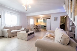 Villa, Meerblick | Wohnbereich | LED-Fernseher, DVD-Player, MP3-Dockingstation