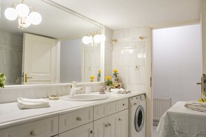 Căn hộ, 3 phòng ngủ | Phòng tắm | Buồng tắm vòi sen, đồ dùng nhà tắm miễn phí, máy sấy tóc 