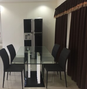 In-room dining - M Tropical Villa - East Pattaya (Pattaya)