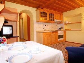 Køleskab, mikrobølgeovn, kogeplade, opvaskemaskine