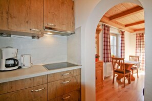 ثلاجة، ميكروويف، موقد طهي مسطح، غسالة أطباق