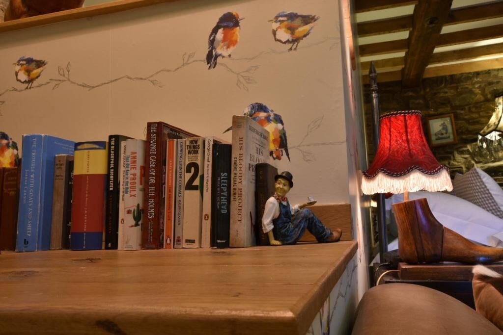 Una estantería con libros y una pequeña figura de hombre.