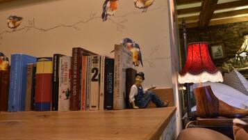 Una estantería con libros y una pequeña figura de hombre.