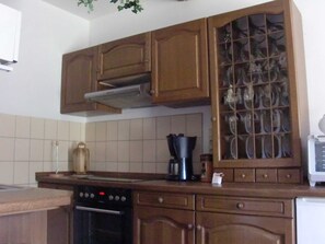 Køleskab, mikrobølgeovn, ovn, højstol