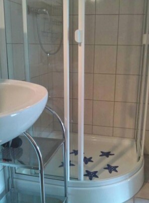 Douche, sèche-cheveux, serviettes fournies