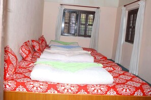 Caja de seguridad en la habitación y tabla de planchar con plancha 
