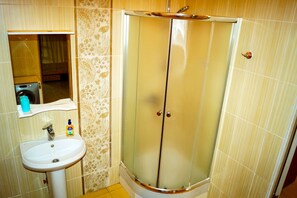 Bed in 10-bed Mixed Dormitory Room  | Bathroom | Shower, free toiletries - Hostel Nice Travel (Astana)