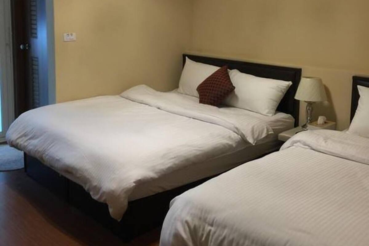 1 bedroom, premium bedding, desk, rollaway beds