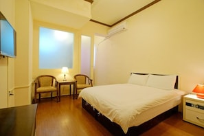 1 bedroom, premium bedding, desk, rollaway beds