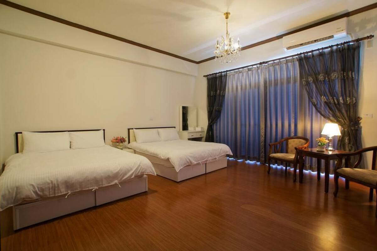 1 bedroom, premium bedding, desk, rollaway beds