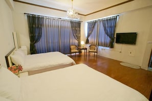 1 bedroom, premium bedding, desk, rollaway beds