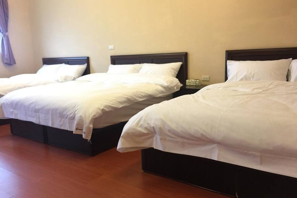 1 bedroom, premium bedding, desk, rollaway beds