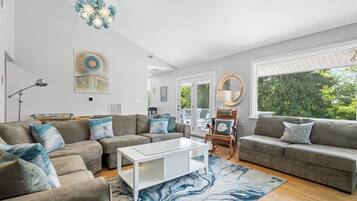 Smart-TV, Kamin, Videospiele, DVD-Player