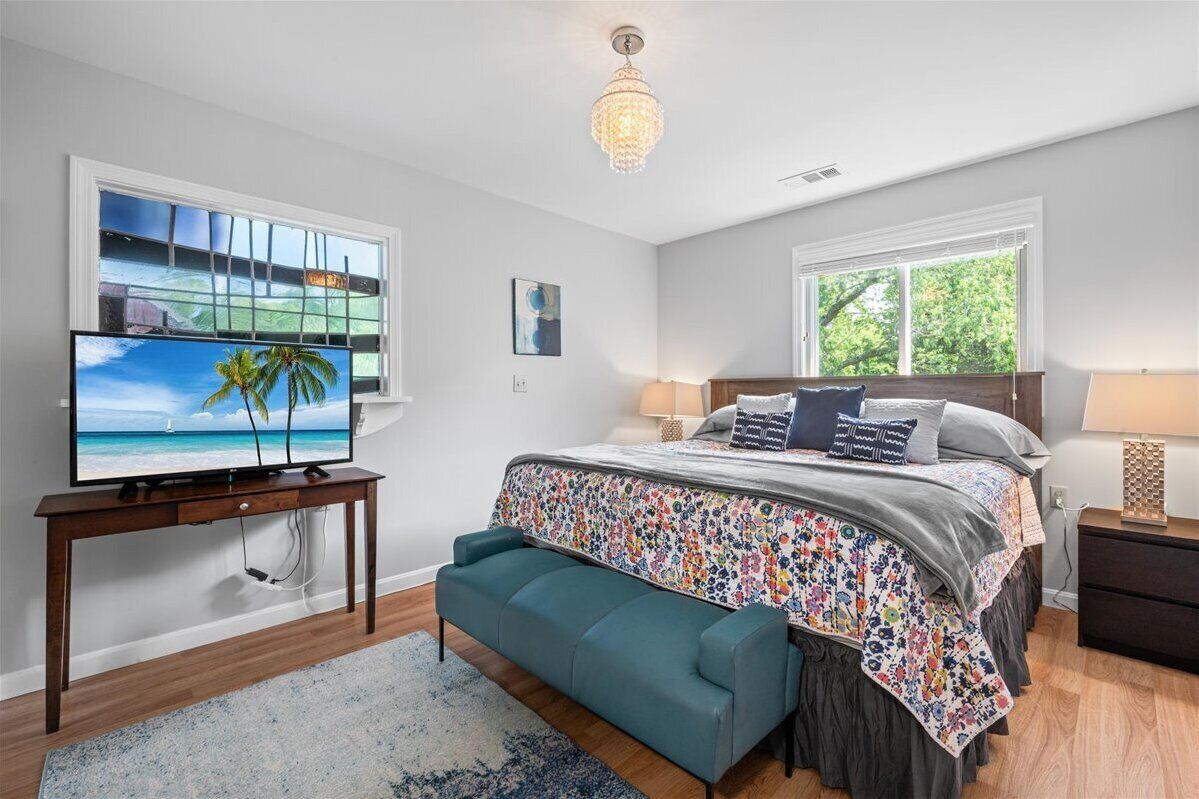 4 chambres, bureau, fer et planche à repasser, lit parapluie