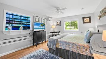 4 habitaciones, escritorio y tabla de planchar con plancha