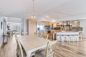 Dining - Beachfront & FABULOUS! Refreshing Private Pool! (Port Aransas)