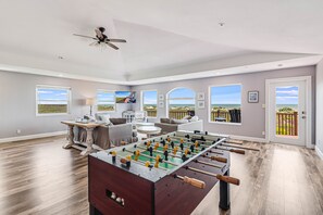 Games room - Come relax and enjoy the ocean views from this spectacular home! This home is th (Port Aransas)