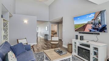 Fernseher, Tischfußball, Tischtennisplatte