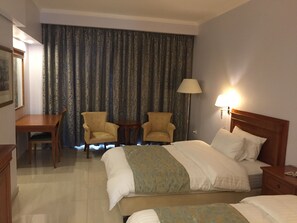 Habitació amb dos llits individuals estàndard | Roba de llit d'alta qualitat, caixa forta a l'habitació i escriptori 