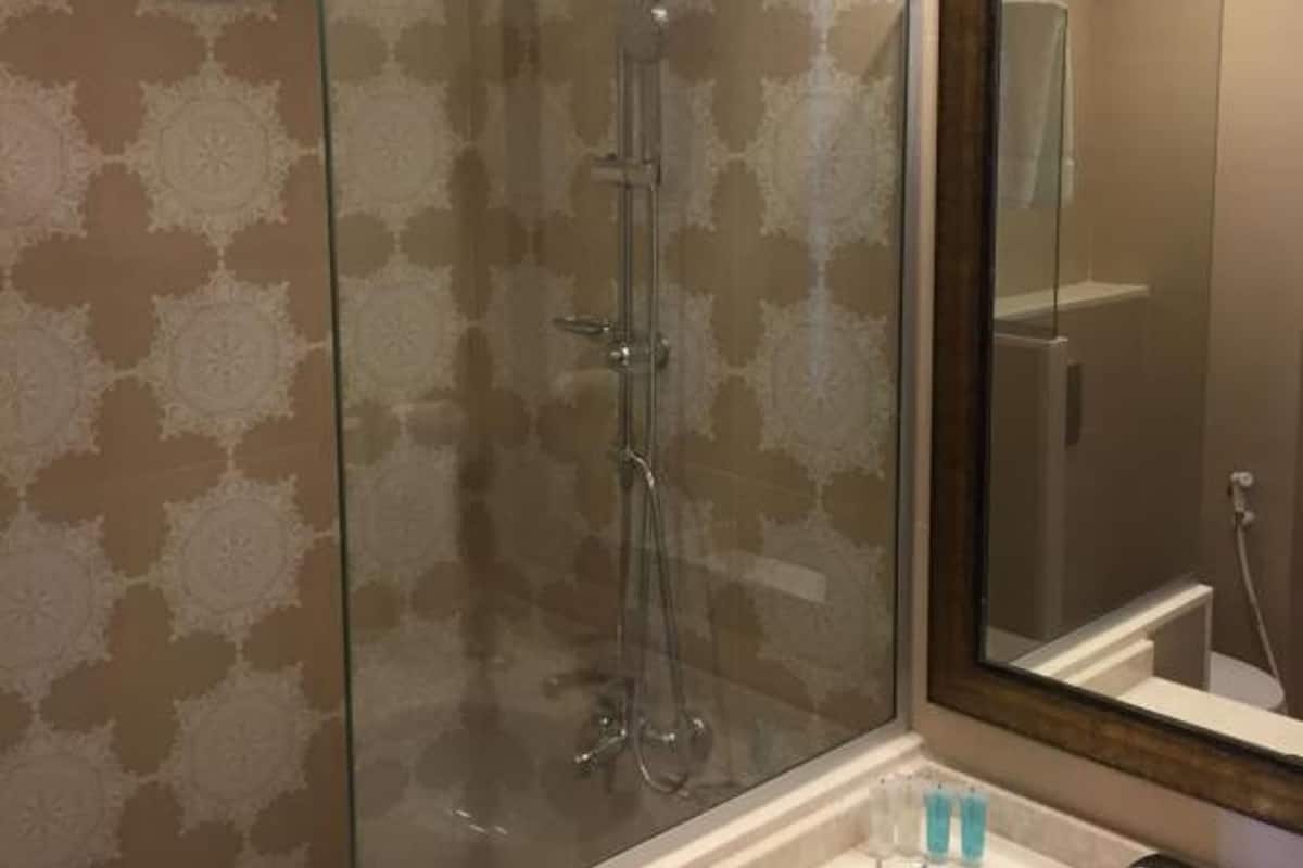 shower, rainfall showerhead, free toiletries, slippers