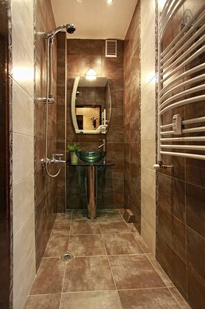Family Apartment, 2 Bedrooms | Bathroom | Shower, free toiletries, hair dryer, towels - Raya Maisonette (Sofia)