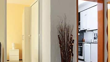 Apartamento familiar, 2 habitaciones | Zona de estar | Televisión de pantalla plana de 42 pulgadas con canales por cable