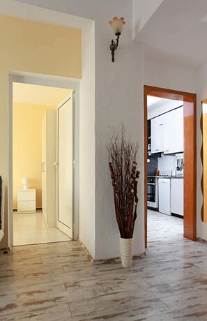 家庭公寓, 2 间卧室 | 起居区 | 42-英寸纯平电视(配备有线频道)、电视、DVD 播放器