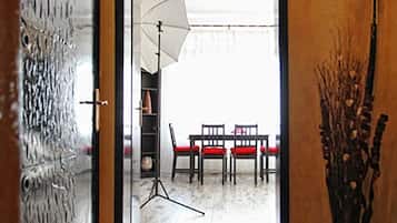 Familielejlighed - 2 soveværelser | Opholdsområde | 42-tommers fladskærms-tv med kabelkanaler, tv, dvd-afspiller