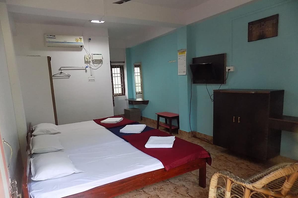 Premium bedding, desk, WiFi