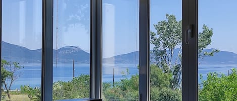 Nhà, 4 phòng ngủ | Khu phòng khách | TV màn hình phẳng 42-inch có truyền hình vệ tinh, TV, đầu đĩa DVD