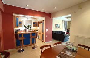 House, 4 Bedrooms | Private kitchen | Fridge, microwave, oven, stovetop