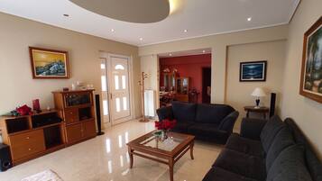 House, 4 Bedrooms | Living room | 42-inch flat-screen TV with satellite channels, TV, DVD player
