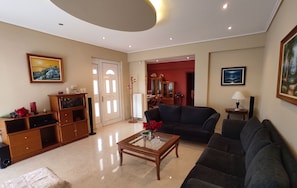 House, 4 Bedrooms | Living room | 42-inch flat-screen TV with satellite channels, TV, DVD player - Agiokampos Luxurious Resort (Istiaia-Aidipsos)