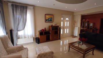 House, 4 Bedrooms | Living area | 42-inch flat-screen TV with satellite channels, TV, DVD player