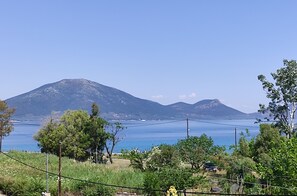 A coastal landscape with mountains in the background and a clear sky. - Agiokampos Luxurious Resort (Istiaia-Aidipsos)