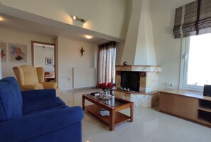 Nhà, 4 phòng ngủ | Khu phòng khách | TV màn hình phẳng 42-inch có truyền hình vệ tinh, TV, đầu đĩa DVD 