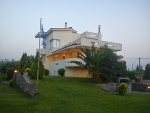 Mặt tiền nơi lưu trú - ban đêm