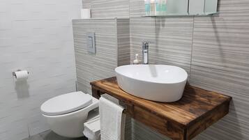 Shower, free toiletries, towels