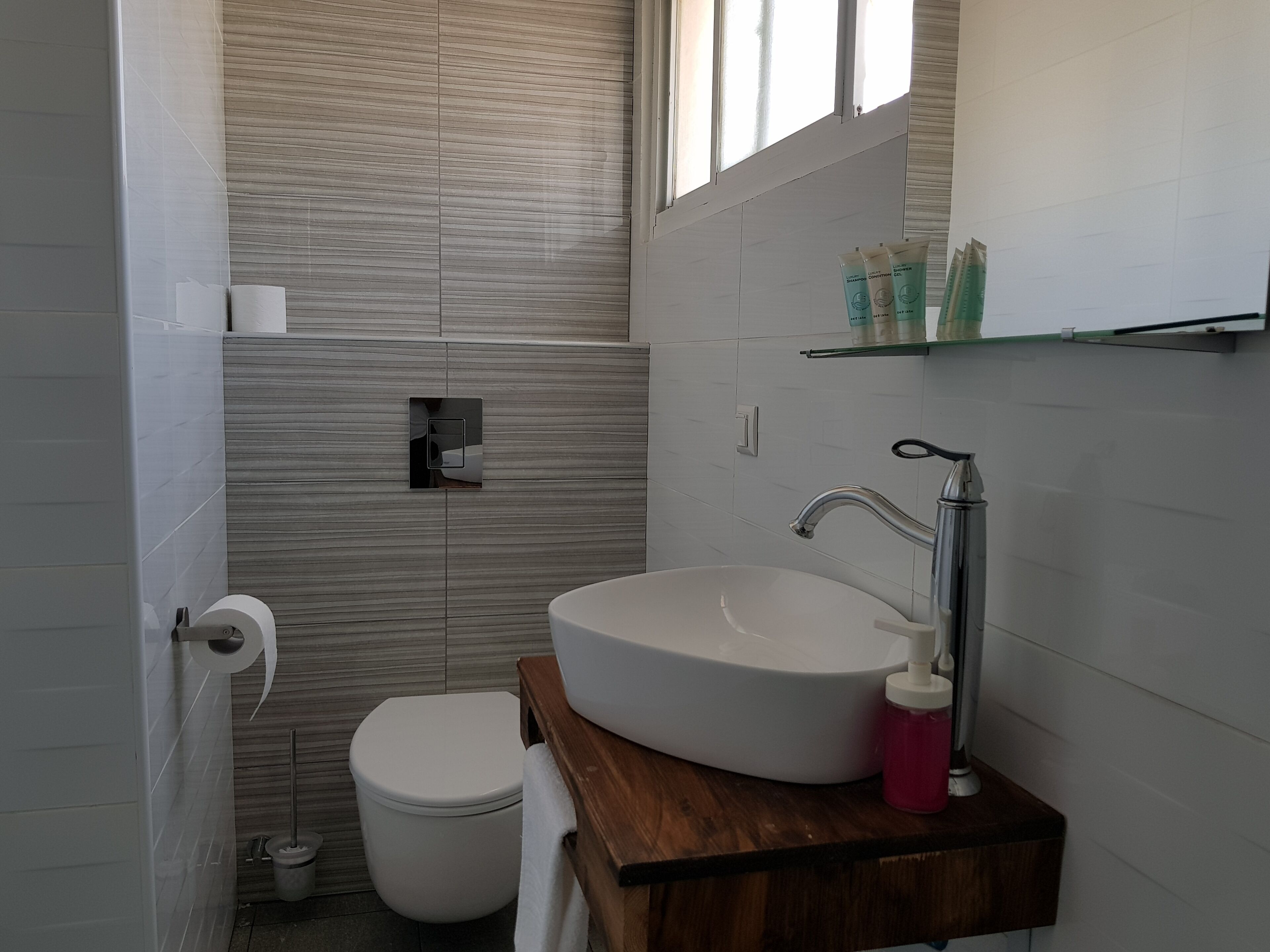 twin room | bathroom | shower, free toiletries, towels