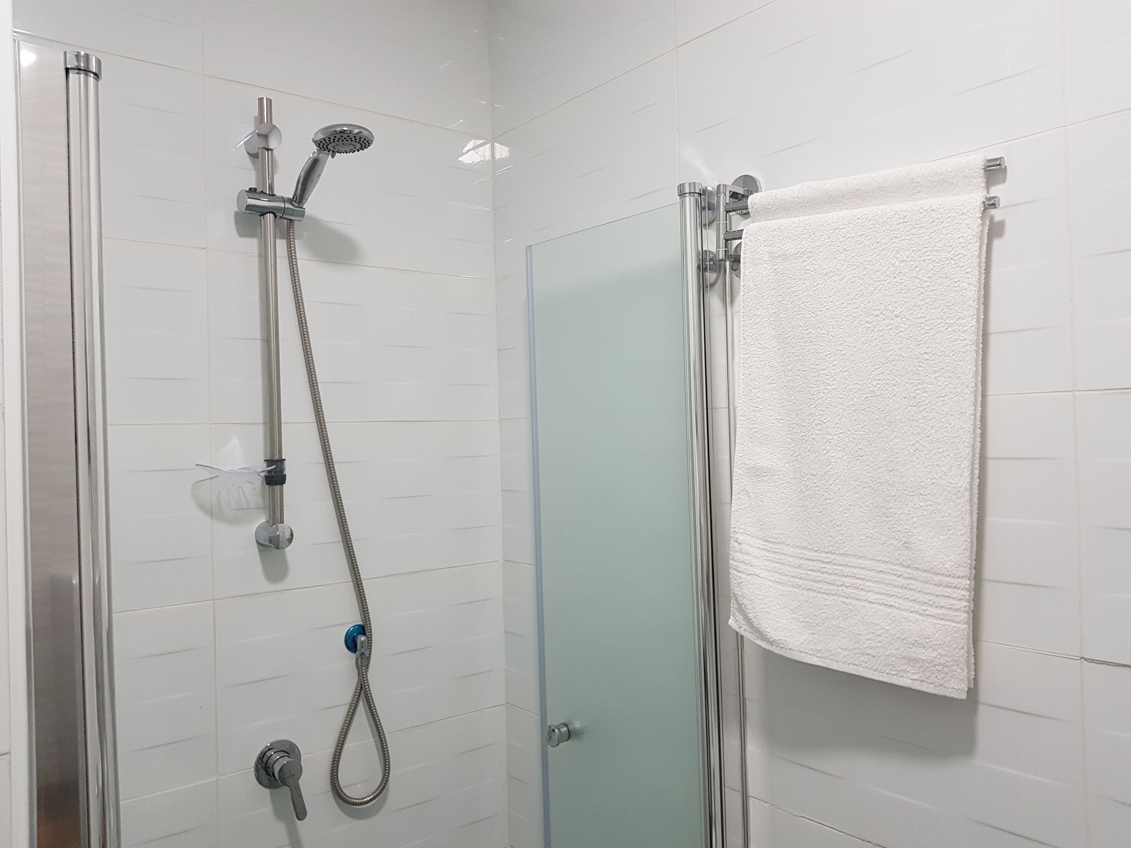 shower, free toiletries, towels