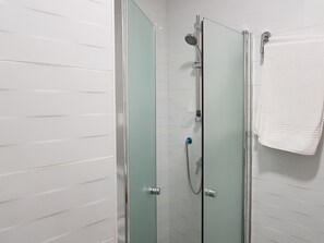 Habitación básica doble | Baño | Ducha, artículos de higiene personal gratuitos y toallas