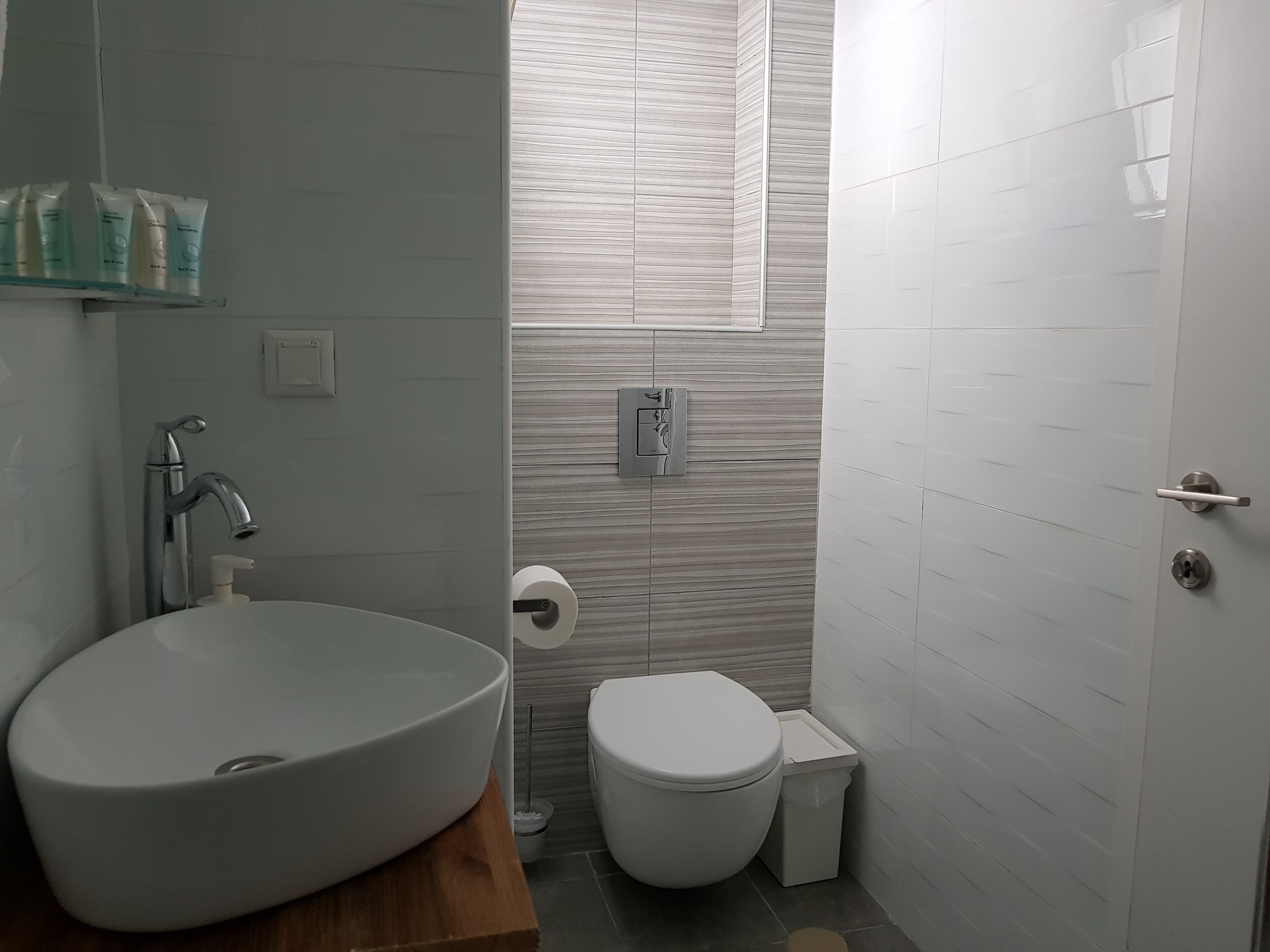 shower, free toiletries, towels