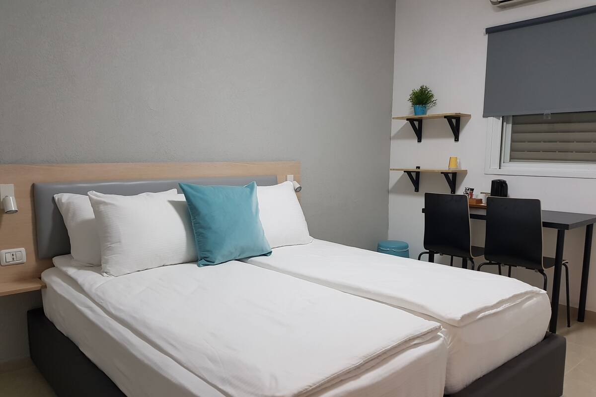 Twin Room | Minibar, desk, WiFi (free), bed sheets