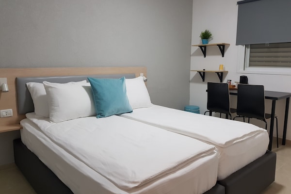 Zweibettzimmer | Minibar, Schreibtisch, kostenloses WLAN, Bettwäsche