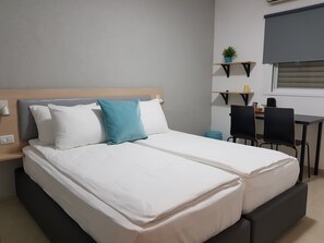 Habitación con 2 camas individuales | Minibar, escritorio, wifi gratis y ropa de cama 