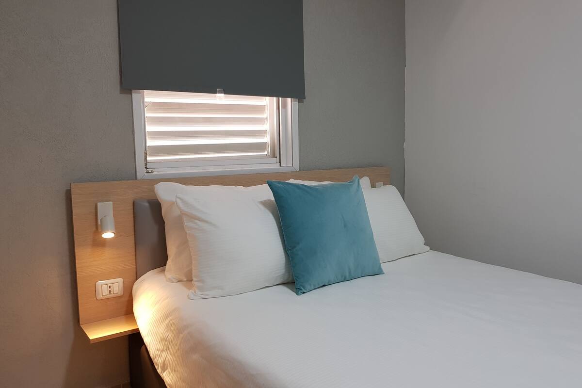 Minibar, desk, WiFi (free), bed sheets