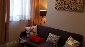 House, 3 Bedrooms | Living room | Flat-screen TV, pay movies