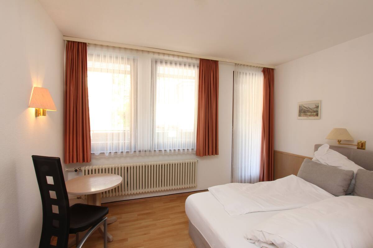 Comfort-Zimmer, Flussblick | Zimmersafe, Zustellbetten, kostenloses WLAN, Bettwäsche