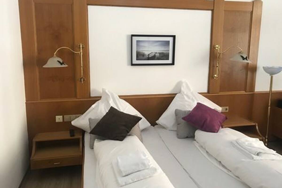 Zimmersafe, Zustellbetten, kostenloses WLAN, Bettwäsche