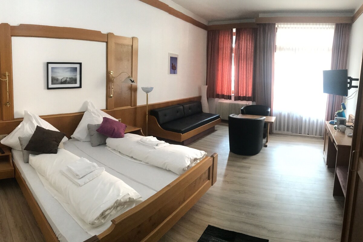 Classic-Zimmer, Balkon, Flussblick | Zimmersafe, Zustellbetten, kostenloses WLAN, Bettwäsche
